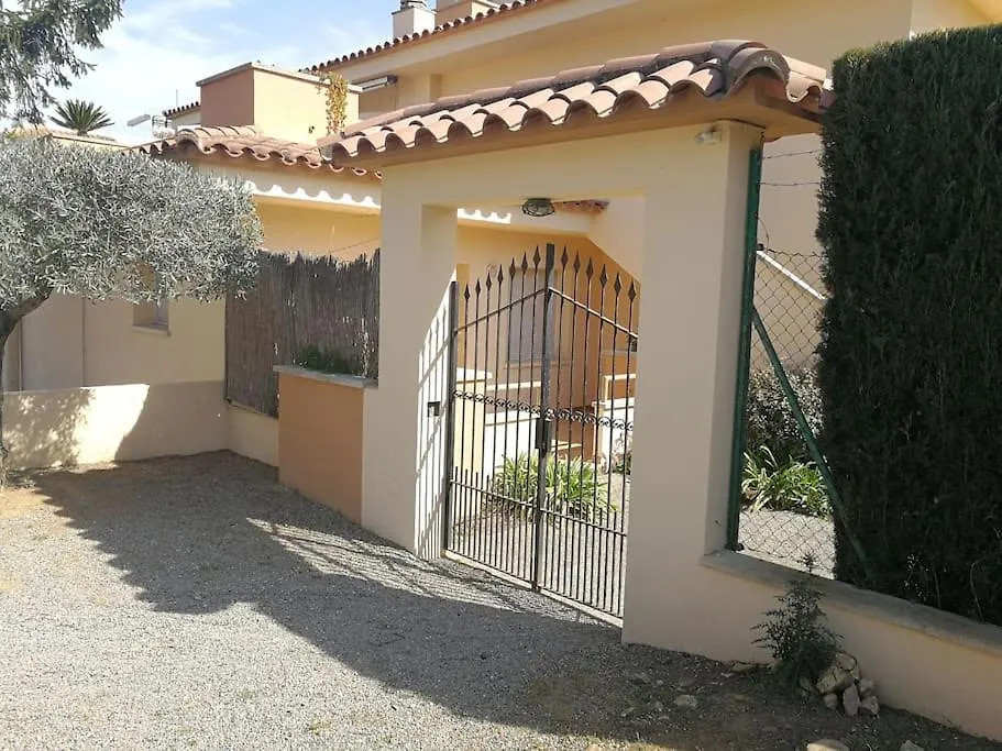 Stil Mar. Apartment For 5 People With Communal Pool L'Escala Spain
